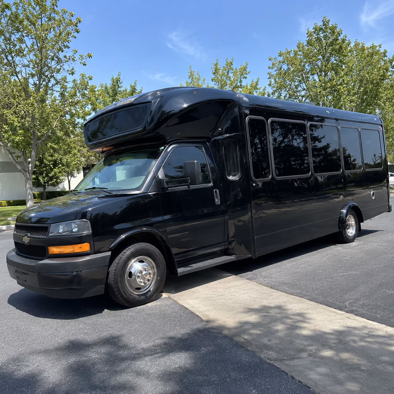 gloucester 15 passenger party bus