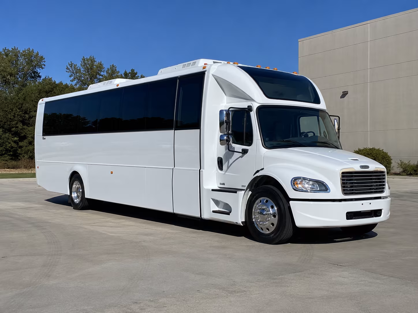 gloucester 28 passenger party bus